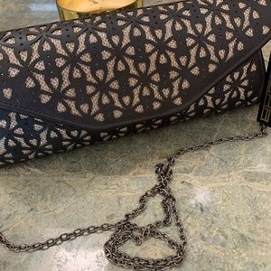 Beautiful and versatile purse